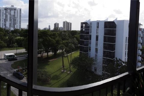 Condo in Aventura, Florida, 2 bedrooms  № 1347878 - photo 1