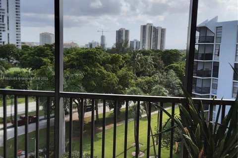 Condominio en alquiler en Aventura, Florida, 2 dormitorios, 92.34 m2 № 1347878 - foto 3