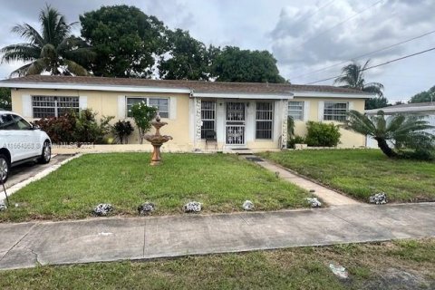 Casa en venta en Miami Gardens, Florida, 3 dormitorios, 134.8 m2 № 1377093 - foto 1