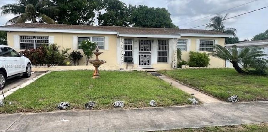 Villa ou maison à Miami Gardens, Floride 3 chambres, 134.8 m2 № 1377093