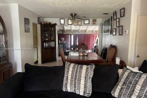 Casa en venta en Miami Gardens, Florida, 3 dormitorios, 134.8 m2 № 1377093 - foto 2