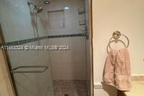 Condo in Hallandale Beach, Florida, 2 bedrooms  № 1356675 - photo 11