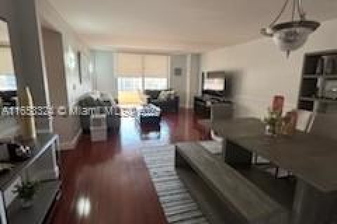 Condo in Hallandale Beach, Florida, 2 bedrooms  № 1356675 - photo 12