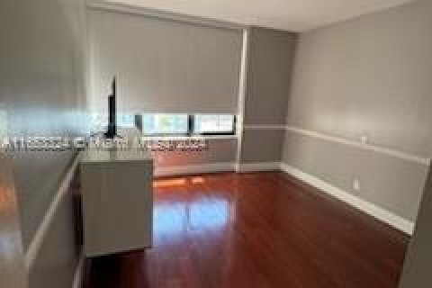 Condo in Hallandale Beach, Florida, 2 bedrooms  № 1356675 - photo 10