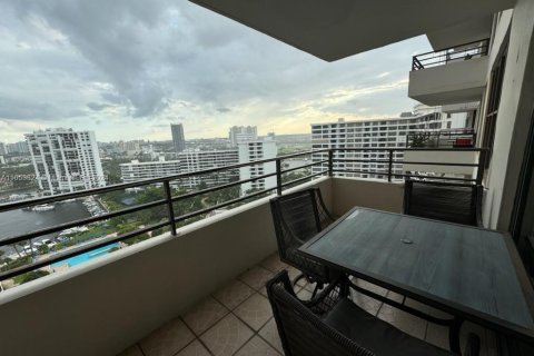 Condo in Hallandale Beach, Florida, 2 bedrooms  № 1356675 - photo 4