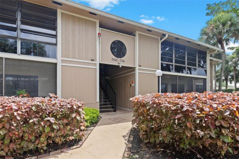 Condo in Tamarac, Florida, 1 bedroom  № 1356720 - photo 1