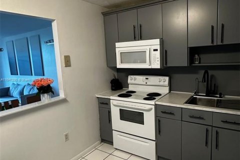 Condo in North Miami Beach, Florida, 1 bedroom  № 1319275 - photo 8