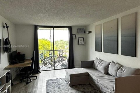 Condo in North Miami Beach, Florida, 1 bedroom  № 1319275 - photo 1