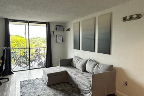 Condo in North Miami Beach, Florida, 1 bedroom  № 1319275 - photo 16