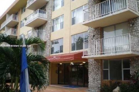 Condominio en venta en North Miami, Florida, 1 dormitorio, 62.52 m2 № 1029236 - foto 1