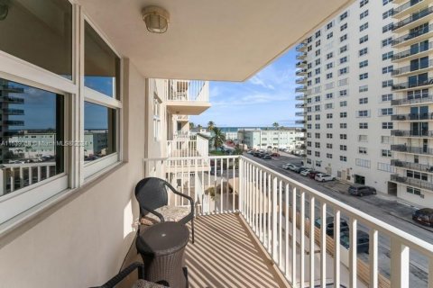 Copropriété à vendre à Hollywood, Floride: 2 chambres, 135.64 m2 № 1029192 - photo 18