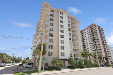 Condominio en venta en Hollywood, Florida, 2 dormitorios, 135.64 m2 № 1029192 - foto 1