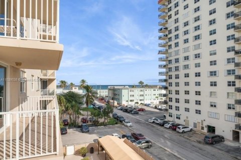 Condo in Hollywood, Florida, 2 bedrooms  № 1029192 - photo 17