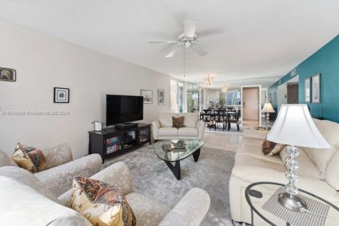 Condo in Hollywood, Florida, 2 bedrooms  № 1029192 - photo 5