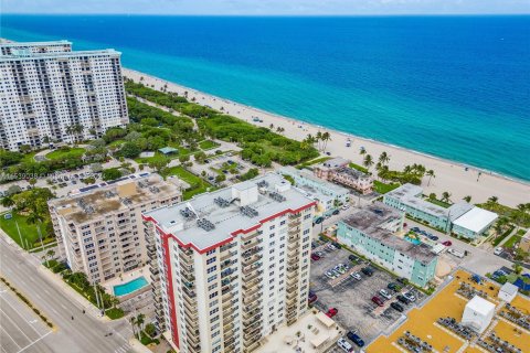 Condo in Hollywood, Florida, 2 bedrooms  № 1029192 - photo 22