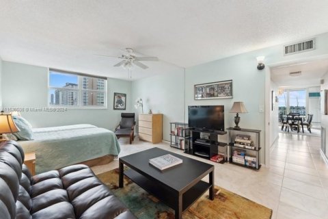 Condo in Hollywood, Florida, 2 bedrooms  № 1029192 - photo 10