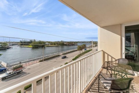 Condo in Hollywood, Florida, 2 bedrooms  № 1029192 - photo 19