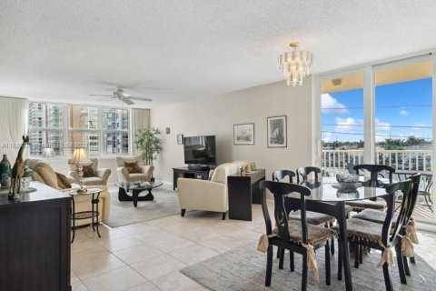 Condo in Hollywood, Florida, 2 bedrooms  № 1029192 - photo 8