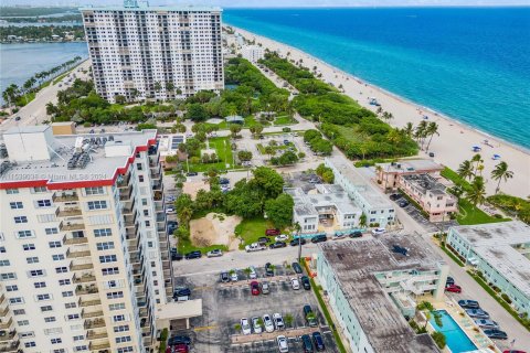 Condo in Hollywood, Florida, 2 bedrooms  № 1029192 - photo 23