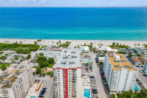 Condominio en venta en Hollywood, Florida, 2 dormitorios, 135.64 m2 № 1029192 - foto 21