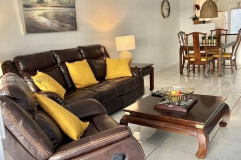 Condominio en venta en Hallandale Beach, Florida, 2 dormitorios, 97.55 m2 № 1029143 - foto 8