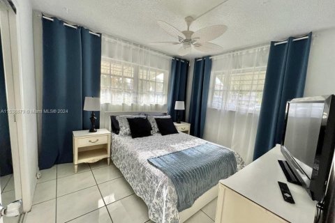 Condo in Hallandale Beach, Florida, 2 bedrooms  № 1029143 - photo 10