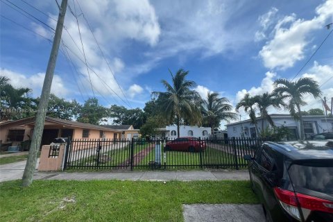 House in Miami, Florida 3 bedrooms, 101.82 sq.m. № 1241666 - photo 2