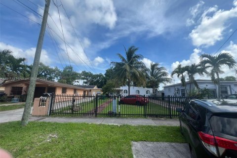 House in Miami, Florida 3 bedrooms, 101.82 sq.m. № 1241666 - photo 3