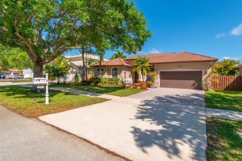 House in Pembroke Pines, Florida 4 bedrooms, 208.94 sq.m. № 1078954 - photo 2