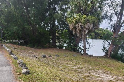 Commercial property in North Miami, Florida № 1049403 - photo 1
