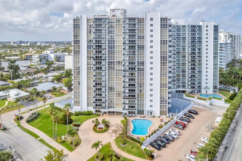 Condo in Fort Lauderdale, Florida, 2 bedrooms  № 1210556 - photo 2