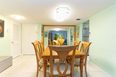 Condo in Palm Springs, Florida, 2 bedrooms  № 1076817 - photo 26