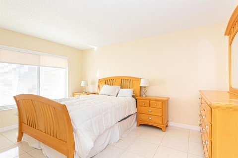 Condo in Palm Springs, Florida, 2 bedrooms  № 1076817 - photo 21