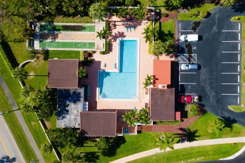 Condominio en venta en Palm Springs, Florida, 2 dormitorios, 102.47 m2 № 1076817 - foto 2