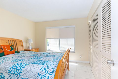 Condo in Palm Springs, Florida, 2 bedrooms  № 1076817 - photo 23