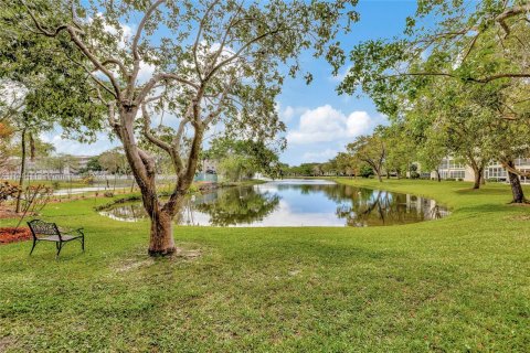 Condo in Coconut Creek, Florida, 2 bedrooms  № 1029237 - photo 23