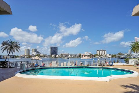 Copropriété à vendre à Hallandale Beach, Floride: 2 chambres, 98.01 m2 № 1065853 - photo 14