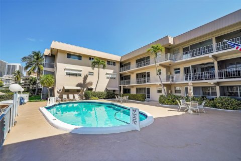 Condominio en venta en Hallandale Beach, Florida, 2 dormitorios, 98.01 m2 № 1065853 - foto 11