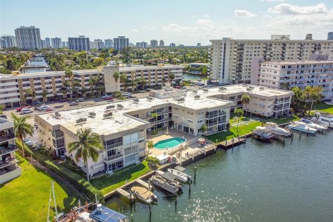 Copropriété à vendre à Hallandale Beach, Floride: 2 chambres, 98.01 m2 № 1065853 - photo 2