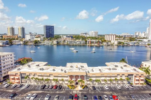 Condo in Hallandale Beach, Florida, 2 bedrooms  № 1065853 - photo 8