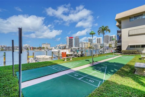 Copropriété à vendre à Hallandale Beach, Floride: 2 chambres, 98.01 m2 № 1065853 - photo 17