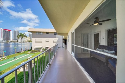 Copropriété à vendre à Hallandale Beach, Floride: 2 chambres, 98.01 m2 № 1065853 - photo 18