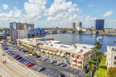 Copropriété à vendre à Hallandale Beach, Floride: 2 chambres, 98.01 m2 № 1065853 - photo 9