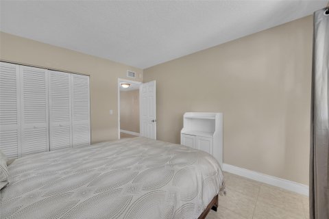 Condo in Hallandale Beach, Florida, 2 bedrooms  № 1065853 - photo 23