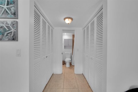 Copropriété à vendre à Hallandale Beach, Floride: 2 chambres, 98.01 m2 № 1065853 - photo 28