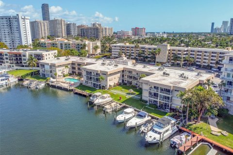 Copropriété à vendre à Hallandale Beach, Floride: 2 chambres, 98.01 m2 № 1065853 - photo 1