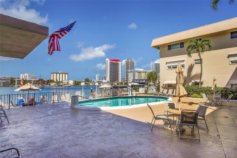 Copropriété à vendre à Hallandale Beach, Floride: 2 chambres, 98.01 m2 № 1065853 - photo 10