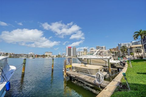 Copropriété à vendre à Hallandale Beach, Floride: 2 chambres, 98.01 m2 № 1065853 - photo 15