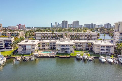 Condo in Hallandale Beach, Florida, 2 bedrooms  № 1065853 - photo 3