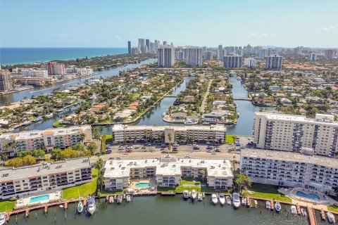 Copropriété à vendre à Hallandale Beach, Floride: 2 chambres, 98.01 m2 № 1065853 - photo 4